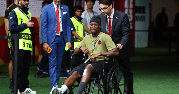 Tiền đạo Canada xuất hiện trên xe lăn sau chấn thương kinh hoàng, FIFA phạt nguội cực nặng sao Qatar - hình ảnh - playxx88.com Tiền đạo Canada xuất hiện trên xe lăn sau chấn thương kinh hoàng, FIFA phạt nguội cực nặng sao Qatar - hình ảnh - playxx88.com
