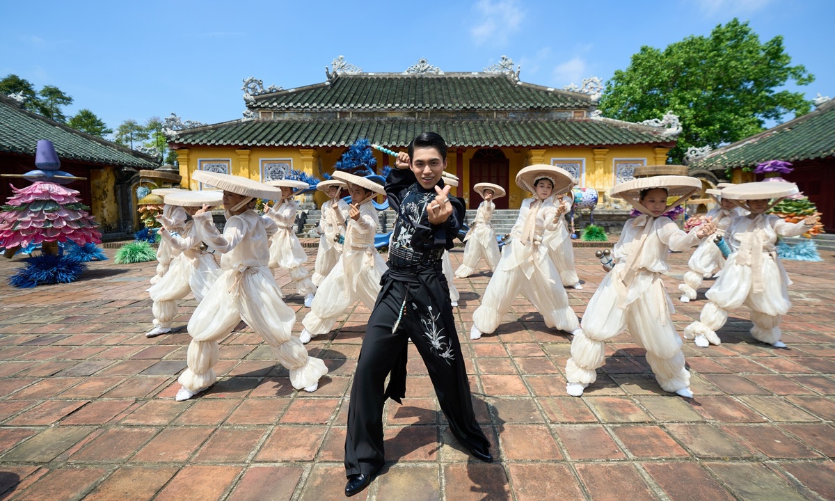 Mono đưa nét Huế vào MV ‘Công tử văn thơ’: góc nhìn mới cho người chơi Việt - hình ảnh - playxx88.com Mono đưa nét Huế vào MV ‘Công tử văn thơ’: góc nhìn mới cho người chơi Việt - hình ảnh - playxx88.com