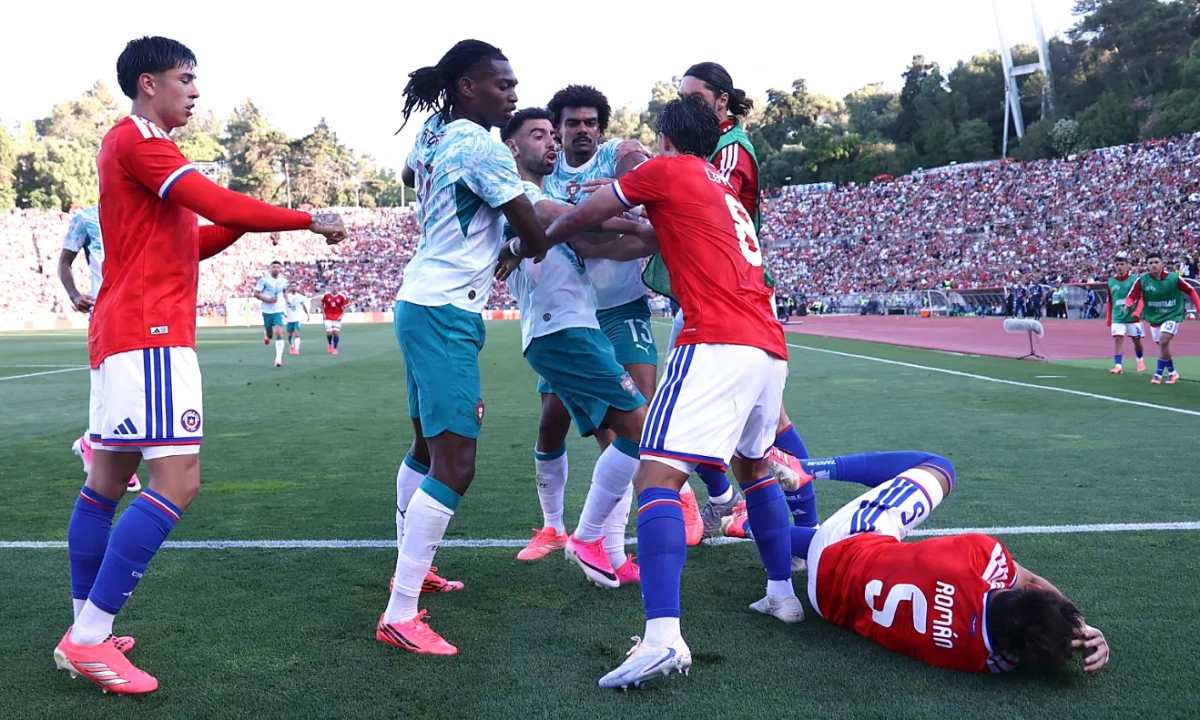 Tiền đạo Bồ Đào Nha tát đối thủ trong trận giao hữu trước World Cup - hình ảnh - playxx88.com