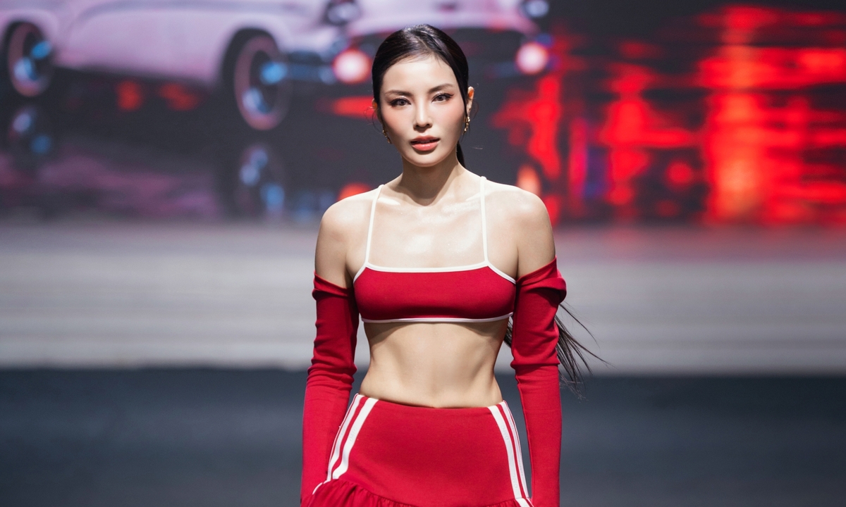 Đỗ Mạnh Cường lăng xê phong cách thể thao tại show DMC 2026 - hình ảnh - playxx88.com Đỗ Mạnh Cường lăng xê phong cách thể thao tại show DMC 2026 - hình ảnh - playxx88.com