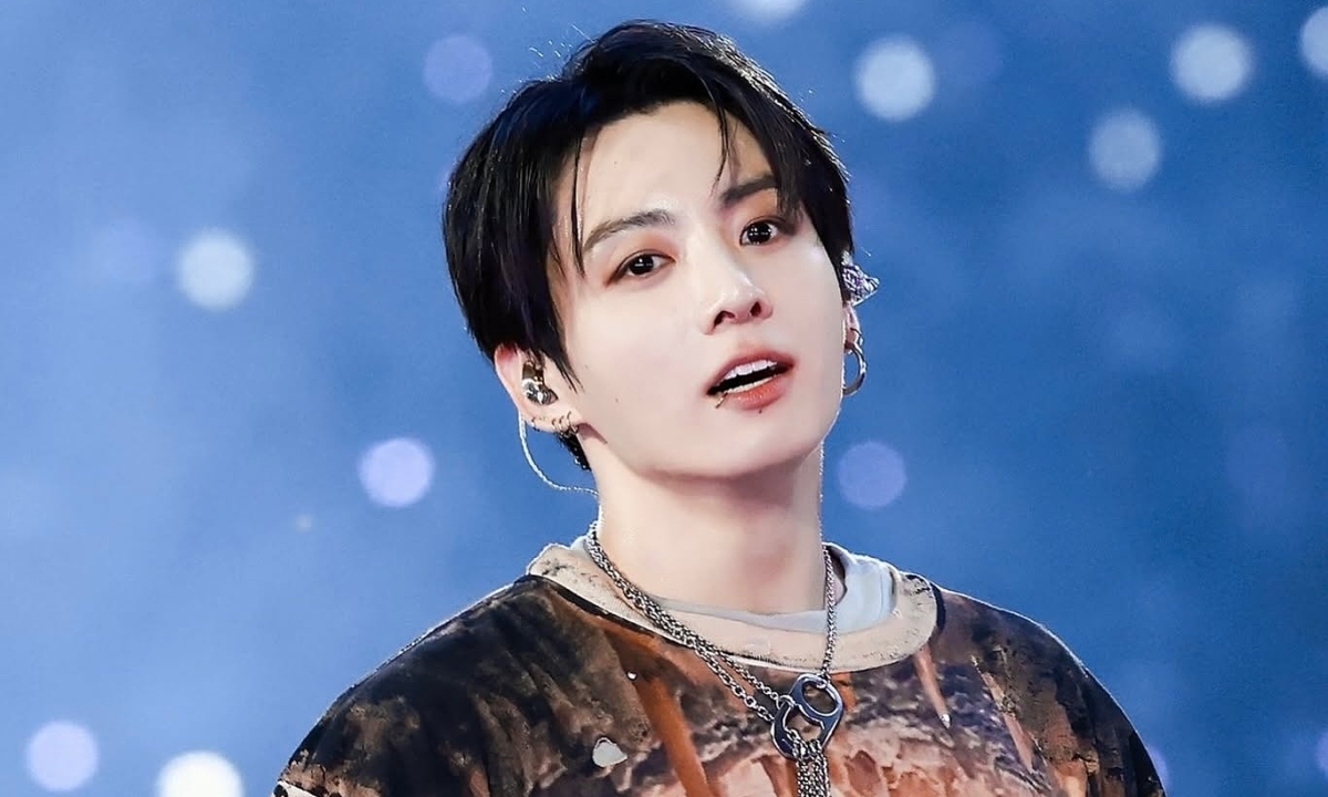 Jungkook BTS diện jeans rách của nhà thiết kế Việt trên sân khấu quốc tế - hình ảnh - playxx88.com Jungkook BTS diện jeans rách của nhà thiết kế Việt trên sân khấu quốc tế - hình ảnh - playxx88.com