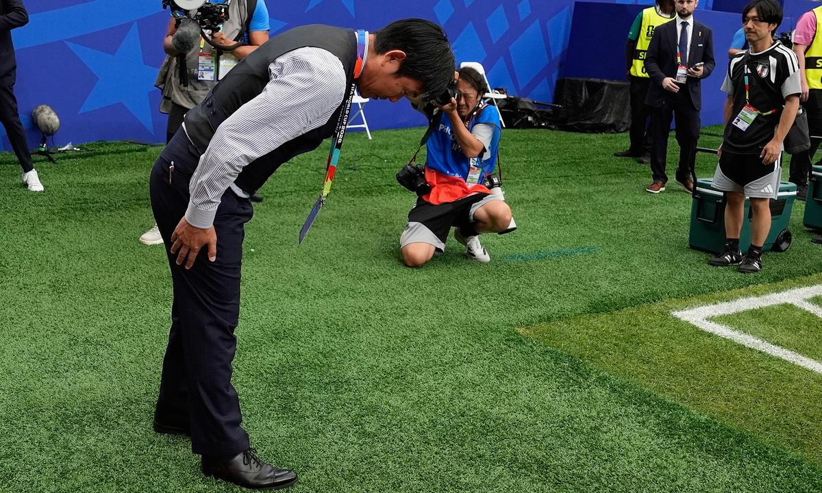 HLV Nhật Bản cúi đầu tri ân khán giả ở World Cup 2026 - hình ảnh - playxx88.com HLV Nhật Bản cúi đầu tri ân khán giả ở World Cup 2026 - hình ảnh - playxx88.com