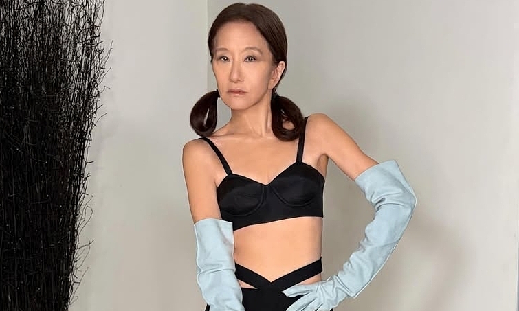 XX88 hỗ trợ 24/7: Vera Wang “trẻ hóa” với váy xuyên thấu và tóc hai bên - hình ảnh - playxx88.com XX88 hỗ trợ 24/7: Vera Wang “trẻ hóa” với váy xuyên thấu và tóc hai bên - hình ảnh - playxx88.com