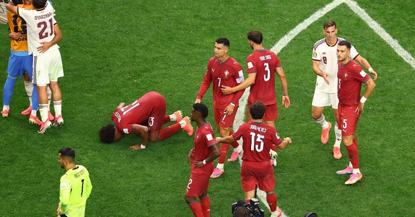 HLV Tây Ban Nha gây sốt với cảnh ôm Ronaldo: ‘Tôi ngưỡng mộ giá trị anh ấy…’ - hình ảnh - playxx88.com HLV Tây Ban Nha gây sốt với cảnh ôm Ronaldo: ‘Tôi ngưỡng mộ giá trị anh ấy…’ - hình ảnh - playxx88.com