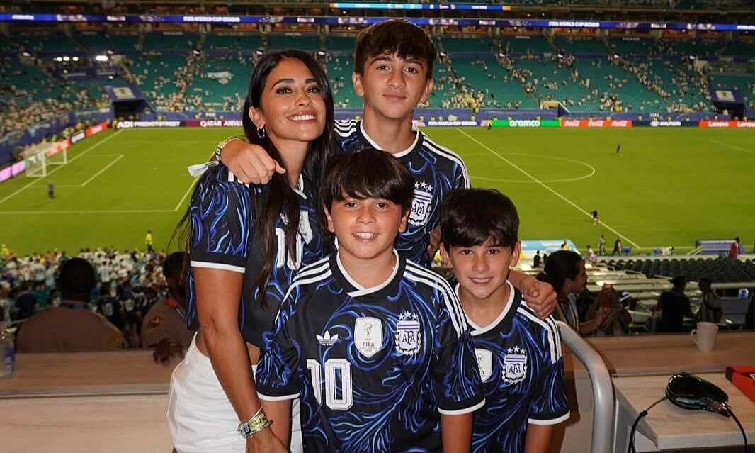 Vợ Messi cổ vũ cuồng nhiệt sau chiến thắng kịch tính - hình ảnh - playxx88.com Vợ Messi cổ vũ cuồng nhiệt sau chiến thắng kịch tính - hình ảnh - playxx88.com