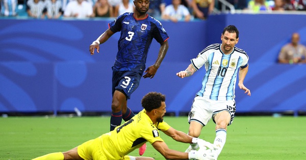 Messi Bị Cầu Thủ Cabo Verde ‘Tấn Công’ Xin Chữ Ký Sau Trận Đấu - hình ảnh - playxx88.com Messi Bị Cầu Thủ Cabo Verde ‘Tấn Công’ Xin Chữ Ký Sau Trận Đấu - hình ảnh - playxx88.com