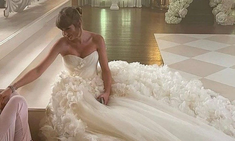 XX88 hỗ trợ 24/7: Taylor Swift diện đầm cưới Dior trong hôn lễ với Travis Kelce - hình ảnh - playxx88.com XX88 hỗ trợ 24/7: Taylor Swift diện đầm cưới Dior trong hôn lễ với Travis Kelce - hình ảnh - playxx88.com